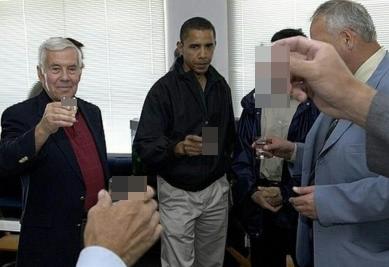 В сети всплыло фото Обамы из Перми с рюмкой в руках
