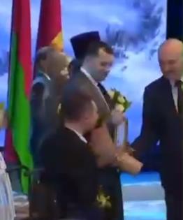Белорусский президент Лукашенко попытался вручить букет человеку без рук